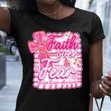 T-shirt et sweat à capuche personnalisés « Preppy Breast Cancer Faith Over Fear » (La foi plutôt que la peur face au cancer du sein)