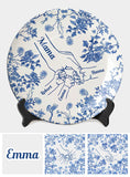 Assiette ronde en céramique personnalisée « Mains de maman et d'enfants » blanche et bleue classique - Assiette ronde personnalisée pour maman