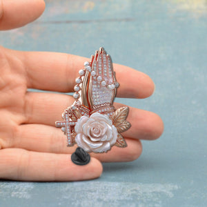 Mains en prière avec des roses - Broche chrétienne personnalisée